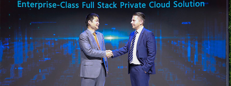 William Dong (links), Vice President of Marketing Solution Sales, Huawei Enterprise Business Group und Stefan Soldat, CEO von Huawei in Düsseldorf, bei der offiziellen Release-Freigabe „Fusion Cloud 6.3“ auf der CEBIT 2018. William Dong (links), Vice President of Marketing Solution Sales, Huawei Enterprise Business Group und Stefan Soldat, CEO von Huawei in Düsseldorf, bei der offiziellen Release-Freigabe „Fusion Cloud 6.3“ auf der CEBIT 2018.