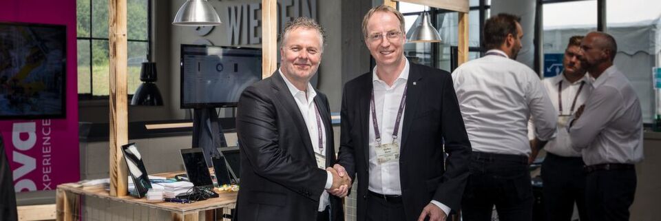 Stefan Mennecke (l.), Zentraleuropa-Chef bei Soti, und Steffen Ebner, B2B-Vorstand bei Komsa, besiegeln den Distributionsvertrag auf dem Event. Stefan Mennecke (l.), Zentraleuropa-Chef bei Soti, und Steffen Ebner, B2B-Vorstand bei Komsa, besiegeln den Distributionsvertrag auf dem Event.