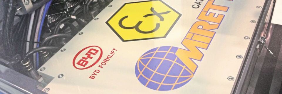 Die Miretti-Ex-Schutz-Kapselung der im BYD-Stapler ECB20C fest verbauten Lithium-Eisenphosphat-
Batterie sichert perfekt. Die Miretti-Ex-Schutz-Kapselung der im BYD-Stapler ECB20C fest verbauten Lithium-Eisenphosphat-
Batterie sichert perfekt.