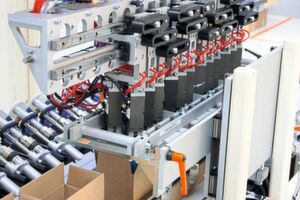 Der „Unirob“-Sammelpacker vereint alle Arbeitsschritte, vom Produkte- gruppieren über das Kar- tonaufrichten und -befüllen bis zum Verschließen des Kartons. Der „Unirob“-Sammelpacker vereint alle Arbeitsschritte, vom Produkte- gruppieren über das Kar- tonaufrichten und -befüllen bis zum Verschließen des Kartons.