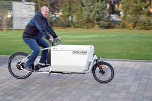 Die französische Manufaktur Douze Cycles bietet ihr Lastenvelo mit der Box „KEP Alu 800“ und einem gekapselten Sechsganggetriebe „C1.6“ von Pinion an. Die französische Manufaktur Douze Cycles bietet ihr Lastenvelo mit der Box „KEP Alu 800“ und einem gekapselten Sechsganggetriebe „C1.6“ von Pinion an.