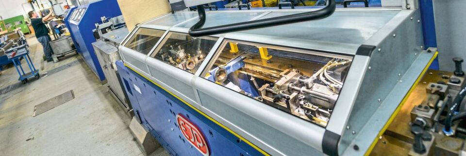 Um den Marktanforderungen auch künftig gerecht zu werden, hat das Schoeller Werk seine Produktionskapazitäten bei nachgezogenen Präzisionsrohren um vier neue Conti-Ziehlinien erweitert. Um den Marktanforderungen auch künftig gerecht zu werden, hat das Schoeller Werk seine Produktionskapazitäten bei nachgezogenen Präzisionsrohren um vier neue Conti-Ziehlinien erweitert.