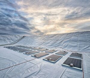 Eine robuste, jahrzehntelang haltbare PVC-basierte Solarfolie mit darauf applizierten Solarzellen verhindert das Verdunsten von gesammeltem Wasser, unterbindet Algenbildung und Verschmutzung und liefert gleich noch den Strom für den Betrieb der Förderpumpen, sagt der Hersteller Continental. Eine robuste, jahrzehntelang haltbare PVC-basierte Solarfolie mit darauf applizierten Solarzellen verhindert das Verdunsten von gesammeltem Wasser, unterbindet Algenbildung und Verschmutzung und liefert gleich noch den Strom für den Betrieb der Förderpumpen, sagt der Hersteller Continental.