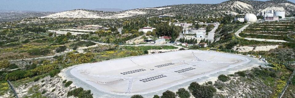 Den ersten Einsatzort der Contitech-Solarfolie ist ein Wasserbecken auf Zypern, nahe der Stadt Limassol. Es ist 6500 m² groß und 4,5 m tief. Die momentan 80 Solarzelleneinheiten liefern, wie es heißt, eine Leistung von 20 kWp. Den ersten Einsatzort der Contitech-Solarfolie ist ein Wasserbecken auf Zypern, nahe der Stadt Limassol. Es ist 6500 m² groß und 4,5 m tief. Die momentan 80 Solarzelleneinheiten liefern, wie es heißt, eine Leistung von 20 kWp.