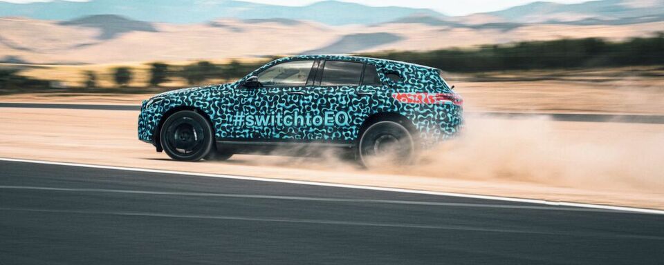 Noch zieren den Mercedes-Benz EQC nicht nur Tarnfolien, sondern auch dreidimensionale Verkleidungen. Noch zieren den Mercedes-Benz EQC nicht nur Tarnfolien, sondern auch dreidimensionale Verkleidungen.
