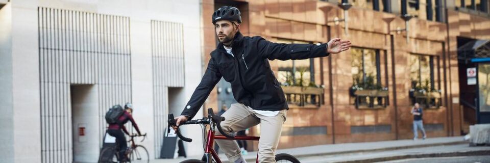 Mit der smarten Jacke sicherer durch den Großstadtverkehr – das wollten die Entwickler von Ford erreichen. Mit der smarten Jacke sicherer durch den Großstadtverkehr – das wollten die Entwickler von Ford erreichen.