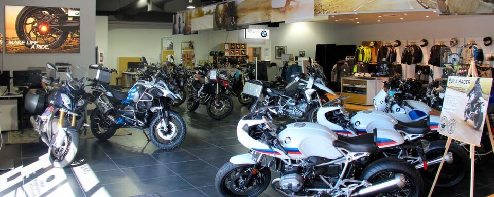 Auf rund 300 Quadratmetern Showroomfläche präsentiert Eric Wight den Kunden an der East Bay sein weiß-blaues Motorradprogramm. Auf rund 300 Quadratmetern Showroomfläche präsentiert Eric Wight den Kunden an der East Bay sein weiß-blaues Motorradprogramm.