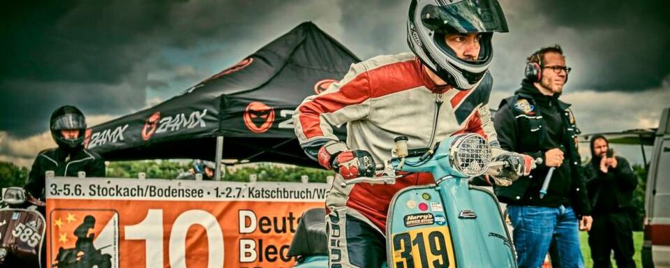 Auf dem Youtube Channel und der Facebook Seite des Scootershops wird es eine Live-Übertragung des gesamten Rennens geben. Auf dem Youtube Channel und der Facebook Seite des Scootershops wird es eine Live-Übertragung des gesamten Rennens geben.