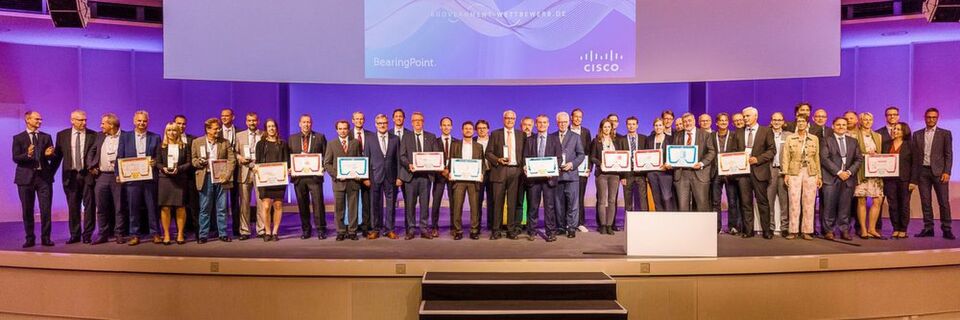 Gruppenbild mit den Gewinnern des 17. eGovernment-Wettbewerbs Gruppenbild mit den Gewinnern des 17. eGovernment-Wettbewerbs