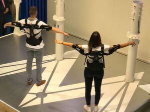 Am Messestand von Comau haben Besucher der Automatica die Gelegenheit, sich durch ein mit Sensoren bestücktes Exoskelett, das die Muskeln in einer Anwendung sichtbar macht, selbst von den Vorteilen zu überzeugen. Am Messestand von Comau haben Besucher der Automatica die Gelegenheit, sich durch ein mit Sensoren bestücktes Exoskelett, das die Muskeln in einer Anwendung sichtbar macht, selbst von den Vorteilen zu überzeugen.
