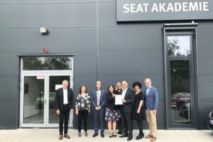 Zufriedene Gesichter bei der Gütegemeinschaft Service: (v.li.) Eckhard Rodatz von Volkswagen, Verena Bartnick von der Agentur Lünemotion, Philipp Steinke von der Agentur Steep, Claudia Eichhorn von Seat Deutschland, Christiane Nicolai von Audi, Markus Poser, Leiter der Seat-Trainingsabteilung, Katrin Schillinger von der Agentur Artop und Arne Hacker von Mercedes. Zufriedene Gesichter bei der Gütegemeinschaft Service: (v.li.) Eckhard Rodatz von Volkswagen, Verena Bartnick von der Agentur Lünemotion, Philipp Steinke von der Agentur Steep, Claudia Eichhorn von Seat Deutschland, Christiane Nicolai von Audi, Markus Poser, Leiter der Seat-Trainingsabteilung, Katrin Schillinger von der Agentur Artop und Arne Hacker von Mercedes.