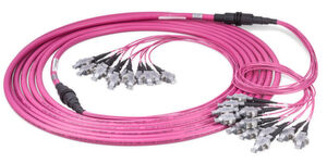 Zur Produktfamilie "Pre Connect Pure MTP" gehören Patch- und, wie hier im Bild, Trunk-Kabel. Zur Produktfamilie "Pre Connect Pure MTP" gehören Patch- und, wie hier im Bild, Trunk-Kabel.