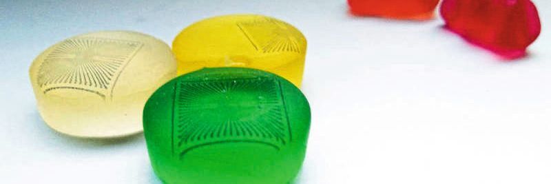 Mikroelektroden-Arrays auf Gelatine: Ein Team um Prof. Wolfrum hat die Sensoren auf Gummi-Süßigkeiten gedruckt. Mikroelektroden-Arrays auf Gelatine: Ein Team um Prof. Wolfrum hat die Sensoren auf Gummi-Süßigkeiten gedruckt.