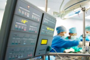 Gerade in der Medizintechnik haben Geräte oft eine lange Lebensdauer. Darauf eingesetzte Software muss zudem feste Programmierstandards erfüllen und ZErtifizierungen erlangen, um eigesetzt werden zu können. Was aber, wenn im Lebensverlauf des Geräts die eingesetzte Software nachträglich geändert werden muss? Gerade in der Medizintechnik haben Geräte oft eine lange Lebensdauer. Darauf eingesetzte Software muss zudem feste Programmierstandards erfüllen und ZErtifizierungen erlangen, um eigesetzt werden zu können. Was aber, wenn im Lebensverlauf des Geräts die eingesetzte Software nachträglich geändert werden muss?