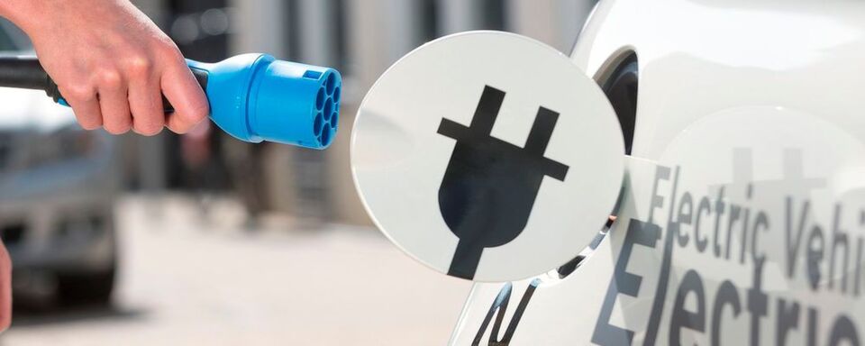 Volkswagen erhöht seine Anteile beim Batterie-Entwickler Quantumscape und will in den nächsten Jahren eine erste kleine Fabrik für Feststoffbatterien bauen. Volkswagen erhöht seine Anteile beim Batterie-Entwickler Quantumscape und will in den nächsten Jahren eine erste kleine Fabrik für Feststoffbatterien bauen.