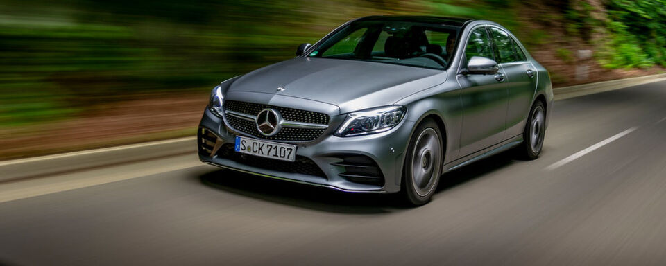 Die neue Mercedes C-Klasse. Ab dem 7. Juli steht die modernisierte Mittelklasse der Schwaben beim Händler, und das gleich in allen vier Karosserievarianten – Limousine, T-Modell (Kombi), Coupé und Cabrio. Die neue Mercedes C-Klasse. Ab dem 7. Juli steht die modernisierte Mittelklasse der Schwaben beim Händler, und das gleich in allen vier Karosserievarianten – Limousine, T-Modell (Kombi), Coupé und Cabrio.