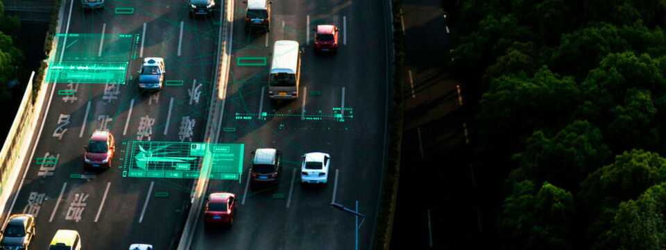 Die gesamt Umgebung, in der Menschen leben, wird intelligent und liefert Daten, die es zu verarbeiten gilt; Verkehr, Smarte Cities und automom fahrende Autos sind nur Beispiele für Edge Computing. Die gesamt Umgebung, in der Menschen leben, wird intelligent und liefert Daten, die es zu verarbeiten gilt; Verkehr, Smarte Cities und automom fahrende Autos sind nur Beispiele für Edge Computing.