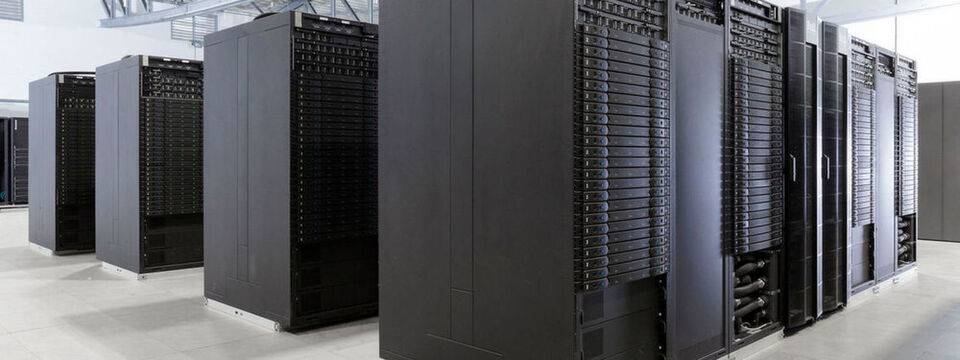 Das erste Modul von „Juwels“ in der Rechnerhalle des JSC: Das Cluster-Modul erreichte bei ersten Testläufen mit dem LINPACK-Benchmark eine Rechengeschwindigkeit von 6,2 Petaflops. Das erste Modul von „Juwels“ in der Rechnerhalle des JSC: Das Cluster-Modul erreichte bei ersten Testläufen mit dem LINPACK-Benchmark eine Rechengeschwindigkeit von 6,2 Petaflops.
