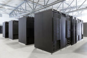 Das erste Modul von „Juwels“ in der Rechnerhalle des JSC: Das Cluster-Modul erreichte bei ersten Testläufen mit dem LINPACK-Benchmark eine Rechengeschwindigkeit von 6,2 Petaflops. Das erste Modul von „Juwels“ in der Rechnerhalle des JSC: Das Cluster-Modul erreichte bei ersten Testläufen mit dem LINPACK-Benchmark eine Rechengeschwindigkeit von 6,2 Petaflops.
