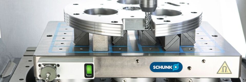 Über die Statusanzeige wird der Spannzustand der Schunk-Magnos-Quadratpolplatten signalisiert. Zusätzlich kann der Status über die Steuereinheit Schunk KEH plus abgefragt und an die Maschinensteuerung übertragen werden. Über die Statusanzeige wird der Spannzustand der Schunk-Magnos-Quadratpolplatten signalisiert. Zusätzlich kann der Status über die Steuereinheit Schunk KEH plus abgefragt und an die Maschinensteuerung übertragen werden.