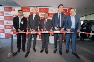 Gemeinsam mit Guido Eidmann (r.), CIO und Vorstandsmitglied Telefónica Deutschland, Sugandh Rajaram (m.), Indischer Generalkonsul in München, haben Vikram Nair (l.), MdL Georg Eisenreich 82.v.r.) und Kurt Kapp, stellvertretender Leiter des Referats für Arbeit und Wirtschaft (RAW) der Stadt München, die Niederlassung von Tech Mahindra mit integriertem Makers Lab im Beisein vieler Gäste und der über hundert Mitarbeiter offiziell eröffnet. Gemeinsam mit Guido Eidmann (r.), CIO und Vorstandsmitglied Telefónica Deutschland, Sugandh Rajaram (m.), Indischer Generalkonsul in München, haben Vikram Nair (l.), MdL Georg Eisenreich 82.v.r.) und Kurt Kapp, stellvertretender Leiter des Referats für Arbeit und Wirtschaft (RAW) der Stadt München, die Niederlassung von Tech Mahindra mit integriertem Makers Lab im Beisein vieler Gäste und der über hundert Mitarbeiter offiziell eröffnet.