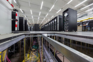 Im Leibniz-Rechenzentrum sind aktuell die Aufbauarbeiten an "SuperMUC-NG", der dritten Ausbaustufe von SuperMUC, in vollem Gang. Voraussichtlich ab Herbst 2018 wird der neue Supercomputer des LRZ mit einer theoretische Spitzenrechenleistung von 26,7 PFlop/s der Wissenschaft zur Verfügung stehen. Im Leibniz-Rechenzentrum sind aktuell die Aufbauarbeiten an "SuperMUC-NG", der dritten Ausbaustufe von SuperMUC, in vollem Gang. Voraussichtlich ab Herbst 2018 wird der neue Supercomputer des LRZ mit einer theoretische Spitzenrechenleistung von 26,7 PFlop/s der Wissenschaft zur Verfügung stehen.