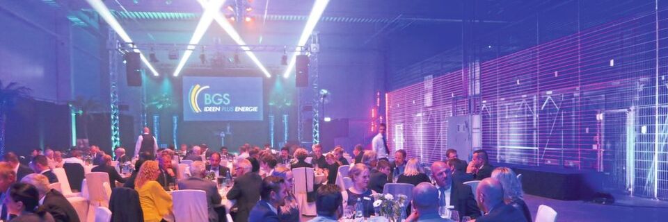 Effektvoll in Szene gesetzt: Mit einer beeindruckenden Lasershow hat die Firma BGS Beta-Gamma-Service die neue Bestrahlungsanlage in Bruchsal bei Karlsruhe in Betrieb genommen. Mit dabei: Zahlreiche Kunden und Geschäftspartner. Effektvoll in Szene gesetzt: Mit einer beeindruckenden Lasershow hat die Firma BGS Beta-Gamma-Service die neue Bestrahlungsanlage in Bruchsal bei Karlsruhe in Betrieb genommen. Mit dabei: Zahlreiche Kunden und Geschäftspartner.