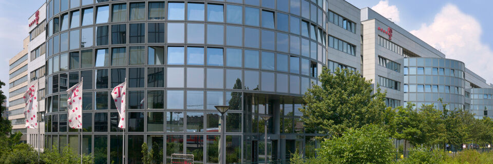 Mit der Doppelstrategie aus Sparen und wieder Investieren soll T-Systems als Digitaldienstleister erfolgreich werden. Mit der Doppelstrategie aus Sparen und wieder Investieren soll T-Systems als Digitaldienstleister erfolgreich werden.