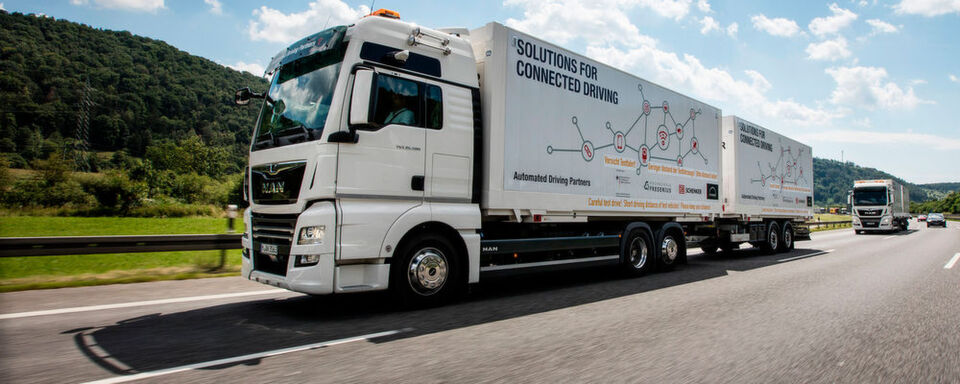 Autofahrer müssen sich an diesen Anblick gewöhnen: Die regelmäßigen Testfahrten von automatisierten Lkw-Flotten haben begonnen. Autofahrer müssen sich an diesen Anblick gewöhnen: Die regelmäßigen Testfahrten von automatisierten Lkw-Flotten haben begonnen.