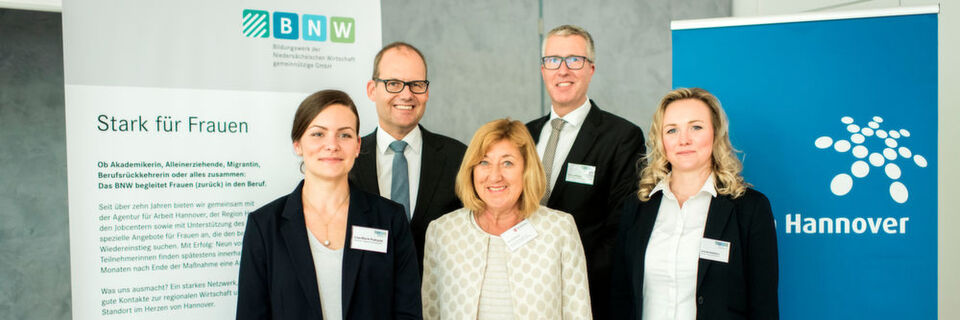 Projektteilnehmerin Lisa-Marie Pudrycki, Ulf-Birger Franz (Dezernent für Wirtschaft, Verkehr und Bildung der Region Hannover), Ute Stahlmann (Abteilungsleiterin Wirtschaftsordnung und Arbeitsmarkt im Niedersächsischen Ministerium für Wirtschaft, Arbeit, Verkehr und Digitalisierung), Tobias Lohmann (Sprecher der Geschäftsleitung im Bildungswerk der Niedersächsischen Wirtschaft), sowie Projektteilnehmerin Nadezda Melekhova (von links nach rechts). Projektteilnehmerin Lisa-Marie Pudrycki, Ulf-Birger Franz (Dezernent für Wirtschaft, Verkehr und Bildung der Region Hannover), Ute Stahlmann (Abteilungsleiterin Wirtschaftsordnung und Arbeitsmarkt im Niedersächsischen Ministerium für Wirtschaft, Arbeit, Verkehr und Digitalisierung), Tobias Lohmann (Sprecher der Geschäftsleitung im Bildungswerk der Niedersächsischen Wirtschaft), sowie Projektteilnehmerin Nadezda Melekhova (von links nach rechts).