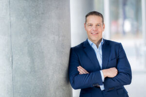 Guido Eidmann kam 2013 zur E-Plus-Gruppe, jetzt Bestandteil der Telefónica Deutschland Holding AG. Als CIO verantwortet er damals schon diverse IT-Stratgie- und Umstrukturierungsprogramme. Auch die Telefónica-Vorgänger O2 Germany und Viag Intercom kannte Eidmann von Beginn an, aus verschiedenen Positionen. Zuletzt (2002) war er als Bereichsleiter im Competence Center Billing tätig. Guido Eidmann kam 2013 zur E-Plus-Gruppe, jetzt Bestandteil der Telefónica Deutschland Holding AG. Als CIO verantwortet er damals schon diverse IT-Stratgie- und Umstrukturierungsprogramme. Auch die Telefónica-Vorgänger O2 Germany und Viag Intercom kannte Eidmann von Beginn an, aus verschiedenen Positionen. Zuletzt (2002) war er als Bereichsleiter im Competence Center Billing tätig.