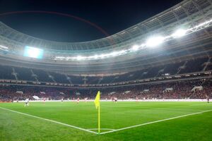Das Moskauer Luzhniki Stadion hat nicht nur ein beeindruckendes Dach, auch die Spielfeldbeleuchtung ist eindrucksvoll. Das Moskauer Luzhniki Stadion hat nicht nur ein beeindruckendes Dach, auch die Spielfeldbeleuchtung ist eindrucksvoll.