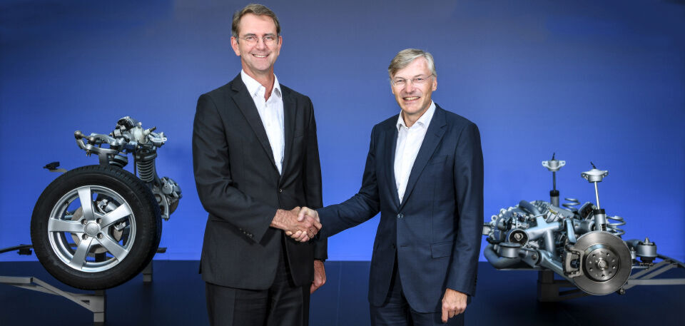 Verkünden den Produktionsstart des Joint Ventures e.GO Moove: Wolf-Henning Scheider, der Vorstandsvorsitzende der ZF Friedrichshafen, und Prof. Dr. Günther Schuh, CEO von e.GO Mobile. Verkünden den Produktionsstart des Joint Ventures e.GO Moove: Wolf-Henning Scheider, der Vorstandsvorsitzende der ZF Friedrichshafen, und Prof. Dr. Günther Schuh, CEO von e.GO Mobile.