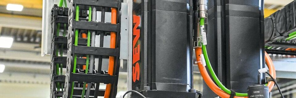 FLT einen neuen modularen Achs- und Portalbaukasten entwickelt, mit dem sich verschiedene Baugrößen an hoch dynamischen Portalrobotern und Achsen realisieren lassen. Im Standard werden Verfahrgeschwindigkeiten bis 4,5 m/s und Beschleunigungen bis 6 m/s² erreicht. Handhabungsgewichte bis über 1.000 kg stellen dabei hohe Anforderungen an die Antriebsmechanik. FLT einen neuen modularen Achs- und Portalbaukasten entwickelt, mit dem sich verschiedene Baugrößen an hoch dynamischen Portalrobotern und Achsen realisieren lassen. Im Standard werden Verfahrgeschwindigkeiten bis 4,5 m/s und Beschleunigungen bis 6 m/s² erreicht. Handhabungsgewichte bis über 1.000 kg stellen dabei hohe Anforderungen an die Antriebsmechanik.