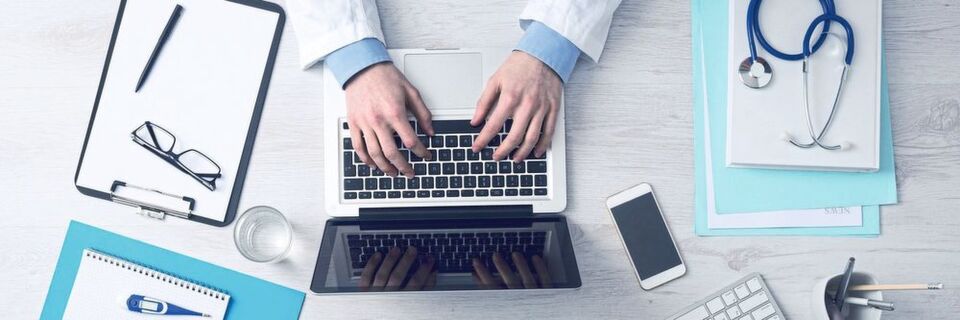 Dass in zehn Jahren Patientengespräche ausschließlich über moderne Kommunikationsmedien geführt werden, glaubt zwar nur eine Minderheit der Deutschen – viele Bürger schätzen jedoch die Möglichkeit, die ihnen die Telemedizin eröffnet: Knapp die Hälfte, 43 Prozent, befürwortet eine Lockerung des Fernbehandlungsverbots, etwa bei chronischen Erkrankungen. Dass in zehn Jahren Patientengespräche ausschließlich über moderne Kommunikationsmedien geführt werden, glaubt zwar nur eine Minderheit der Deutschen – viele Bürger schätzen jedoch die Möglichkeit, die ihnen die Telemedizin eröffnet: Knapp die Hälfte, 43 Prozent, befürwortet eine Lockerung des Fernbehandlungsverbots, etwa bei chronischen Erkrankungen.