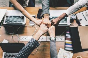 Die Digitale Transformation eines Unternehmens voranzutreiben bedeutet nicht nur, Prozesse zu digitalisieren. Stattdessen ist ein grundlegendes Umdenken bei jedem einzelnen Organisationsmitglied auszulösen. Die Digitale Transformation eines Unternehmens voranzutreiben bedeutet nicht nur, Prozesse zu digitalisieren. Stattdessen ist ein grundlegendes Umdenken bei jedem einzelnen Organisationsmitglied auszulösen.