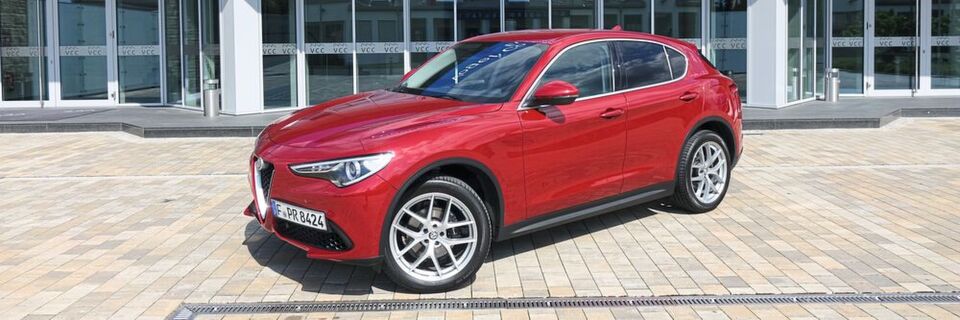 Der Alfa Romeo Stelvio ist das erste SUV der Marke und soll den Italienern im beliebten Segment der Mittelklasse-SUV neue Kunden bringen. Der Alfa Romeo Stelvio ist das erste SUV der Marke und soll den Italienern im beliebten Segment der Mittelklasse-SUV neue Kunden bringen.