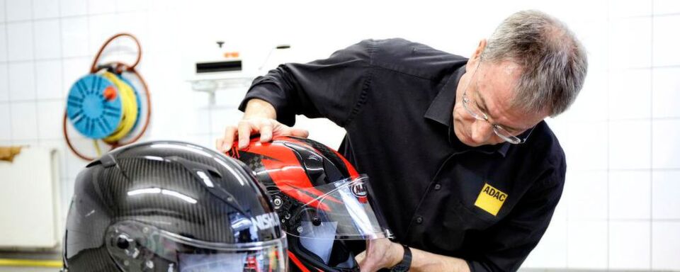 Der ADAC hat Motorradhelme getestet. Der ADAC hat Motorradhelme getestet.