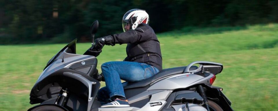 Mit dem sportlichen Quadro3 erleben Autofahrer ab 21 Jahren laut Hersteller echtes Motorradfeeling mit bis zu 40 Grad Schräglage, denn der Dreirad-Roller ist mit dem PKW-Führerschein fahrbar. Mit dem sportlichen Quadro3 erleben Autofahrer ab 21 Jahren laut Hersteller echtes Motorradfeeling mit bis zu 40 Grad Schräglage, denn der Dreirad-Roller ist mit dem PKW-Führerschein fahrbar.