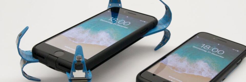 Die „aktive“ Schutzhülle fürs Smartphone erkennt durch eingebaute Sensoren den freien Fall und fährt sofort vier dämpfende Elemente aus. Die „aktive“ Schutzhülle fürs Smartphone erkennt durch eingebaute Sensoren den freien Fall und fährt sofort vier dämpfende Elemente aus.