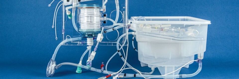 Das komplexe Schlauchset von Raumedic ist integraler Bestandteil von Metra. Denn im Gesamtsystem hilft es dabei, Spenderlebern für bis zu 24 Stunden „ex vivo“, also außerhalb des Körpers, künstlich zu durchbluten. Das komplexe Schlauchset von Raumedic ist integraler Bestandteil von Metra. Denn im Gesamtsystem hilft es dabei, Spenderlebern für bis zu 24 Stunden „ex vivo“, also außerhalb des Körpers, künstlich zu durchbluten.