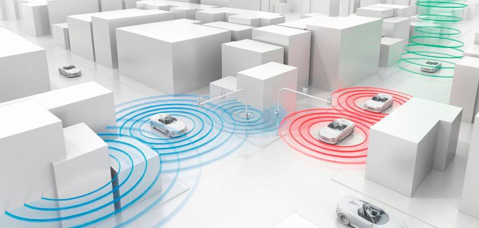 Der Kampf um die Auto-Sprache der Zukunft ist nicht zuletzt ein Wettbewerb um Einfluss auf einem wachsenden Markt. Kein Wunder, dass die großen Mobilfunkunternehmen für die 5G-basierte Technik kämpfen, haben sie doch das passende Mobilfunknetz, verfügen über die nötigen Funkmodule und das richtige Knowhow. Der Kampf um die Auto-Sprache der Zukunft ist nicht zuletzt ein Wettbewerb um Einfluss auf einem wachsenden Markt. Kein Wunder, dass die großen Mobilfunkunternehmen für die 5G-basierte Technik kämpfen, haben sie doch das passende Mobilfunknetz, verfügen über die nötigen Funkmodule und das richtige Knowhow.