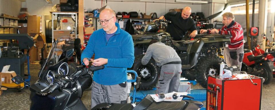 Handarbeit – Willi macht alles mit links. Handarbeit – Willi macht alles mit links.