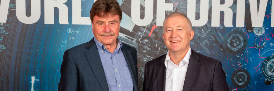 Eugen Elmiger (rechts): „Die vor Jahren gestartete Wachstumsstrategie ‚Mission 2020’ mit dem klaren Ziel der Vorwärtsintegration von Antriebssystemen zeigt erste Erfolge.“ Eugen Elmiger (rechts): „Die vor Jahren gestartete Wachstumsstrategie ‚Mission 2020’ mit dem klaren Ziel der Vorwärtsintegration von Antriebssystemen zeigt erste Erfolge.“