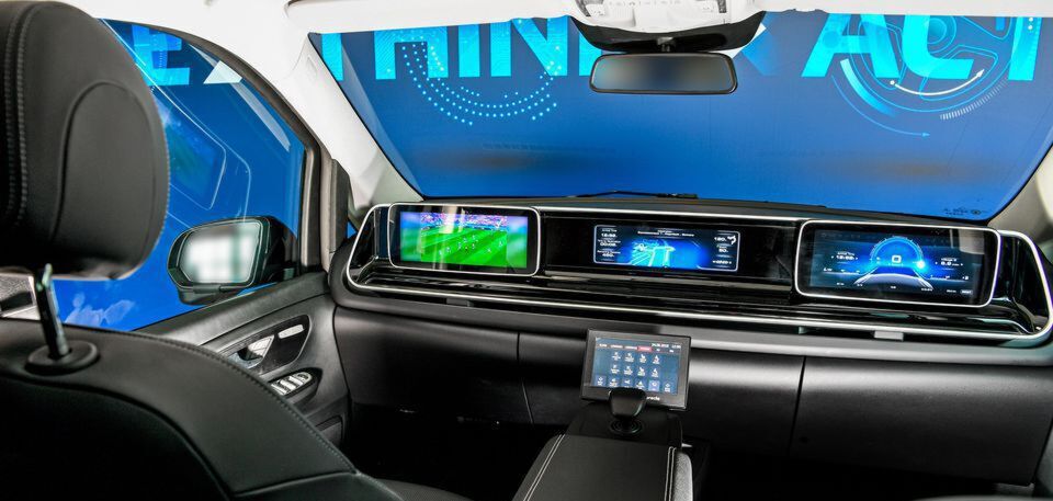 Ausblick auf das Cockpit der Zukunft: kein Lenkrad, dafür aber drei Monitore. Ausblick auf das Cockpit der Zukunft: kein Lenkrad, dafür aber drei Monitore.