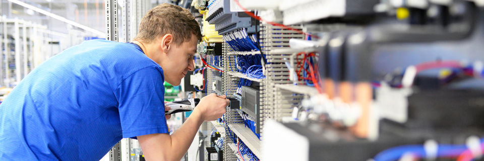Cloud Computing ist inzwischen fester Bestandteil des IT-Betriebs der produzierenden Industrie. Cloud Computing ist inzwischen fester Bestandteil des IT-Betriebs der produzierenden Industrie.