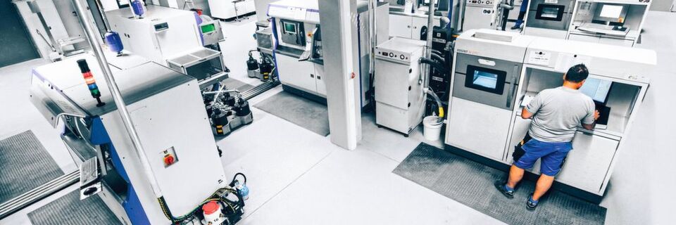 Auftragsfertiger bieten mehr als nur einen 3D-Drucker. Neben Verfahrens- und Materialvielfalt wird bei den professionellen additiven Fertigern auch bezüglich des Designs beraten. (Im Bild ist die Metallabteilung von Fit zu sehen.) Auftragsfertiger bieten mehr als nur einen 3D-Drucker. Neben Verfahrens- und Materialvielfalt wird bei den professionellen additiven Fertigern auch bezüglich des Designs beraten. (Im Bild ist die Metallabteilung von Fit zu sehen.)