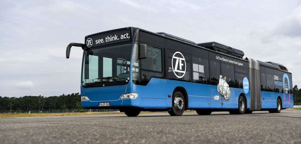 Die Achse mit den beiden E-Motoren passt in die meisten Standardplattformen der Busmodelle der bekannten Hersteller, ob Mercedes, MAN, Scania oder all die anderen. Die Hersteller müssen keinen neuen Unterbau konstruieren, sparen Monate an Entwicklungszeit und -kosten. Die Achse mit den beiden E-Motoren passt in die meisten Standardplattformen der Busmodelle der bekannten Hersteller, ob Mercedes, MAN, Scania oder all die anderen. Die Hersteller müssen keinen neuen Unterbau konstruieren, sparen Monate an Entwicklungszeit und -kosten.