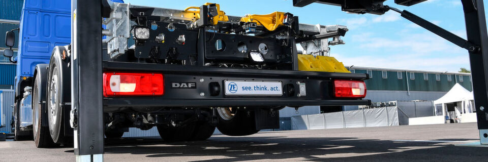 Rückwärts einfädeln unter eine Wechselbrücke: Dieses Fahrmanöver führt der „Innovation Truck“ des Automobilzulieferers ZF Friedrichshafen autonom durch. Rückwärts einfädeln unter eine Wechselbrücke: Dieses Fahrmanöver führt der „Innovation Truck“ des Automobilzulieferers ZF Friedrichshafen autonom durch.
