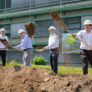 Anlässlich der offiziellen Baufreigabe lud das Unternehmen Belegschaft und Nachbarn zu einem Festakt. Begleitet von regem Applaus führten Firmengründer Erich Becker, Martin Becker, CEO der KNF Gruppe, und Günter Emig, CEO von KNF Neuberger Freiburg, sowie Marc Prettner, Gesellschafter des ausführenden Architekturbüros mbpk aus Freiburg, den Spatenstich für das Millionen-Projekt aus (v.l.n.r.). Anlässlich der offiziellen Baufreigabe lud das Unternehmen Belegschaft und Nachbarn zu einem Festakt. Begleitet von regem Applaus führten Firmengründer Erich Becker, Martin Becker, CEO der KNF Gruppe, und Günter Emig, CEO von KNF Neuberger Freiburg, sowie Marc Prettner, Gesellschafter des ausführenden Architekturbüros mbpk aus Freiburg, den Spatenstich für das Millionen-Projekt aus (v.l.n.r.).